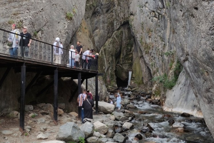 Turistler Bursa'daki o şelaleyi g&ouml;rmeden şehirden ayrılmıyor