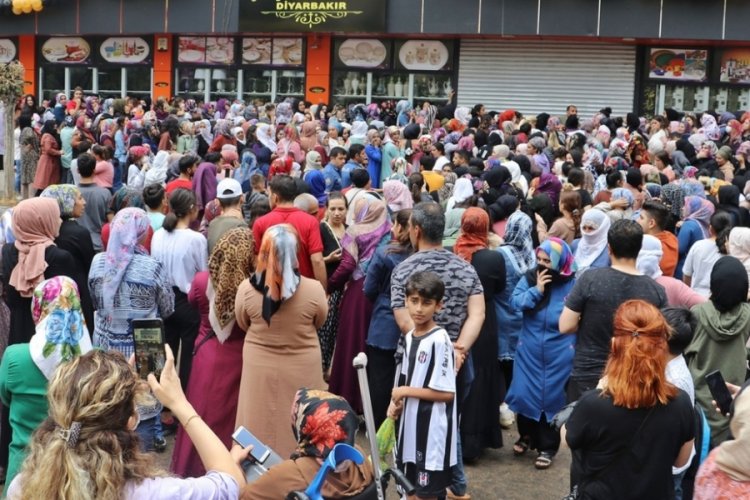 'İndirim' izdihamında kepenk kapatıldı, polis ekipleri sevk edildi