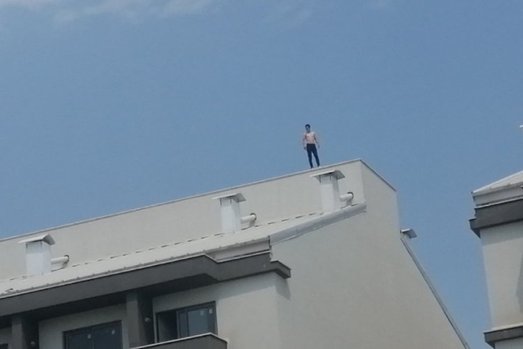 İşten &ccedil;ıkarıldı, personel lojmanının &ccedil;atısına &ccedil;ıktı