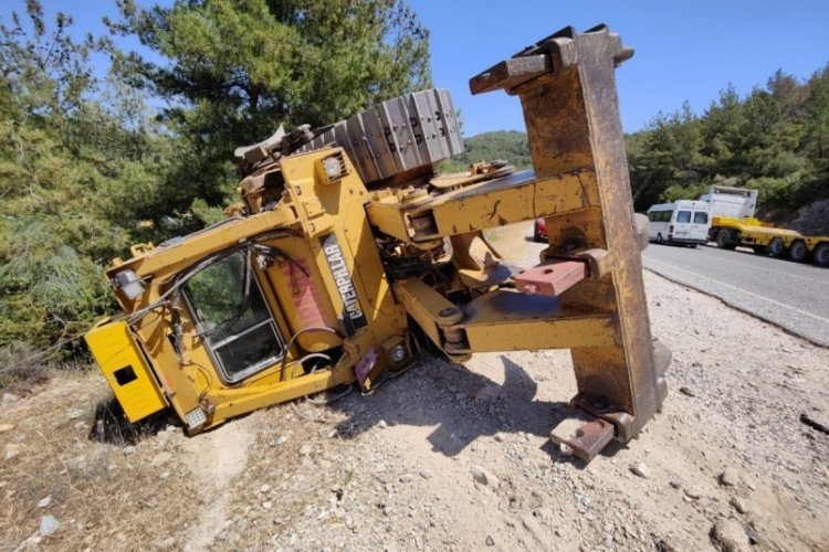 Dev dozer, tırın &uuml;st&uuml;nden yola devrildi