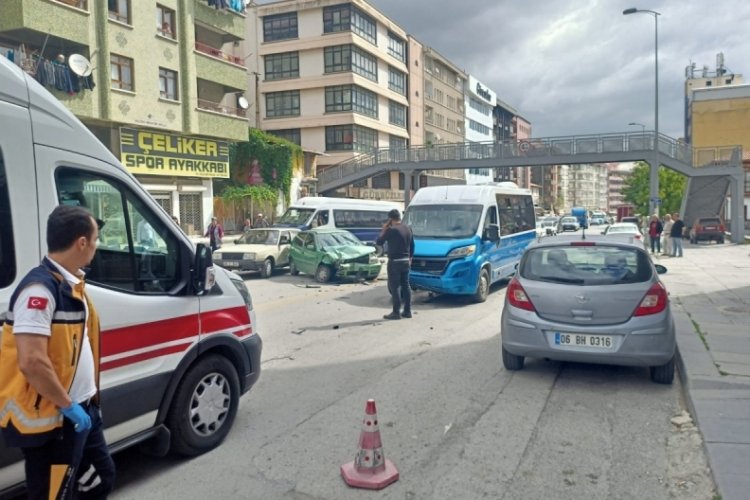 Dolmuş ile otomobil kafa kafaya &ccedil;arpıştı: 1 yaralı