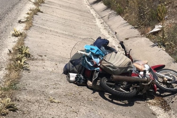 Tekeri patlayan motosikletin s&uuml;r&uuml;c&uuml;s&uuml; &ouml;l&uuml;mden d&ouml;nd&uuml;