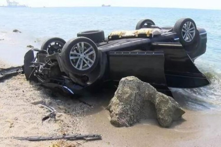 Haciz bor&ccedil;larına sinirlenen adam, otomobilini u&ccedil;urumdan attı