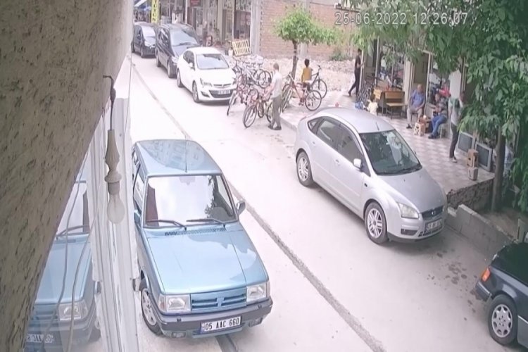 1 yaşındaki &ccedil;ocuk balkondan apartman g&ouml;revlisinin &uuml;st&uuml;ne d&uuml;şt&uuml;