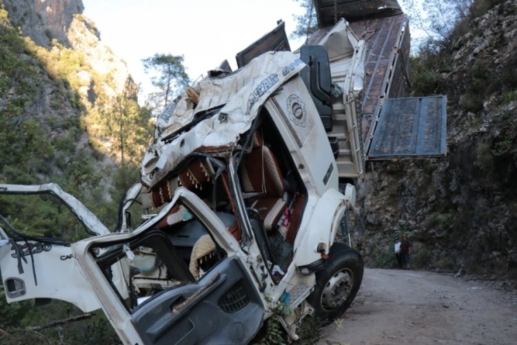 &Ccedil;aya devrilen kamyondaki iş&ccedil;i her yerde aranıyor
