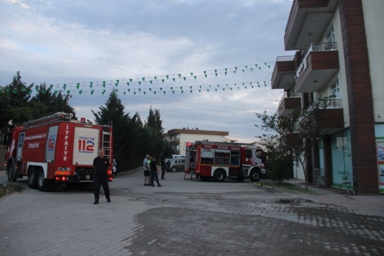 &Ccedil;atı tadilatı yapılan apartmanda korkutan yangın