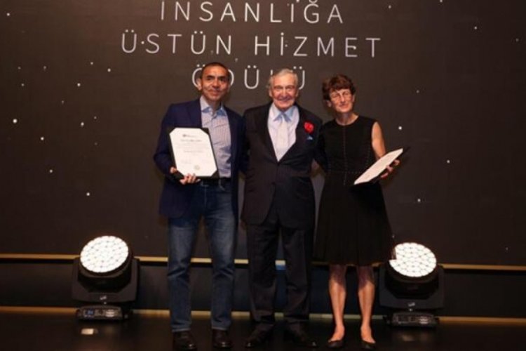 &Ouml;zlem T&uuml;reci ve Prof. Dr. Uğur Şahin'e 'İnsanlığa &Uuml;st&uuml;n Hizmet' &ouml;d&uuml;l&uuml; verildi