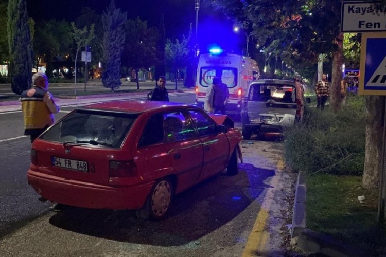Otomobil park halindeki ticari araca &ccedil;arptı: 1 yaralı
