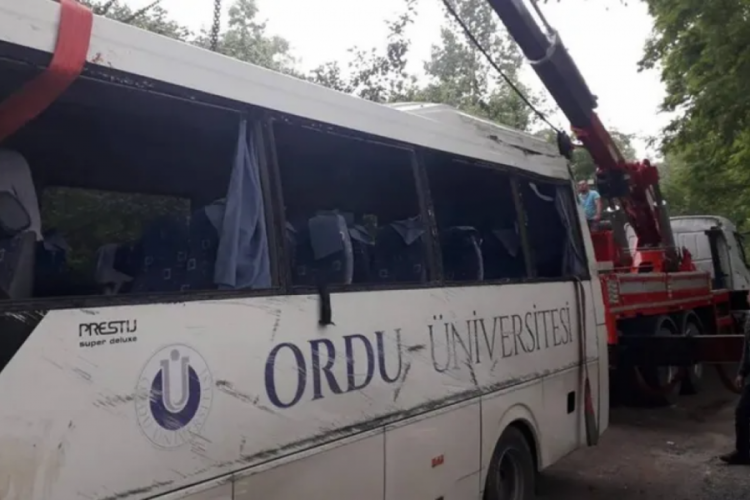 Ordu'da akademisyenleri taşıyan ara&ccedil; devrildi: Dekan &ouml;ld&uuml;, 19 kişi de yaralandı