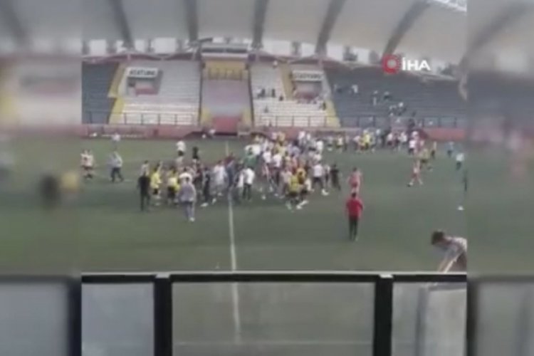 Sahada başladı, dışarı taştı: Futbol turnuvasında ortalık karıştı