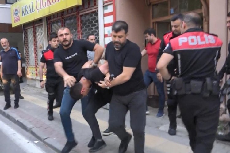 Bursa'da babasına bı&ccedil;akla saldıran evlatlık, biber gazıyla etkisiz hale getirildi