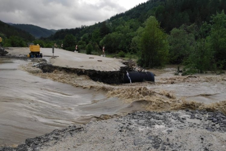 Kastamonu'da yağışın ardından &ccedil;&ouml;ken yol ve yıkılan k&ouml;pr&uuml;ler i&ccedil;in ekipler devrede