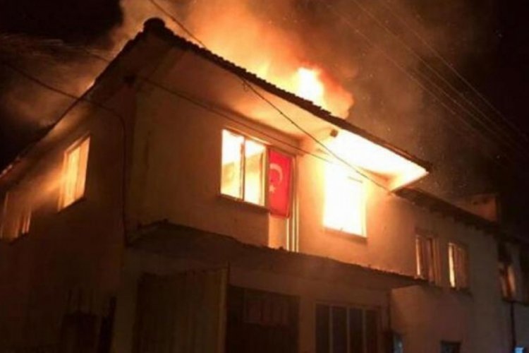 Yangında evi k&uuml;l olan şehit babasına yeni bir ev s&ouml;z&uuml; verildi