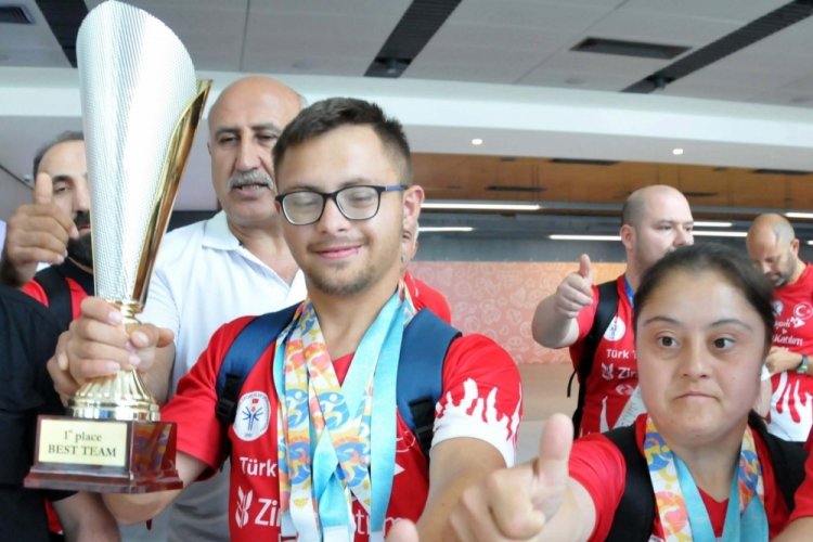 D&uuml;nya şampiyonu &ouml;zel sporcular &uuml;lkeye d&ouml;nd&uuml;