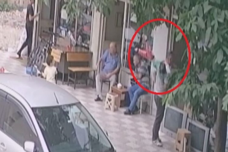 Khatıra bebek, balkondan yolda duran kişinin &uuml;zerine d&uuml;şt&uuml;