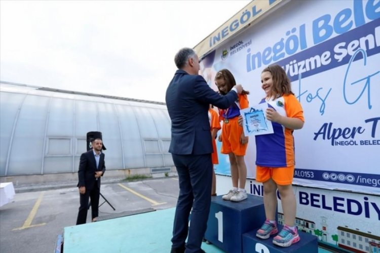 Bursa İneg&ouml;l'de y&uuml;zme şenliğinde alt Yapı sporcularına madalyaları verildi