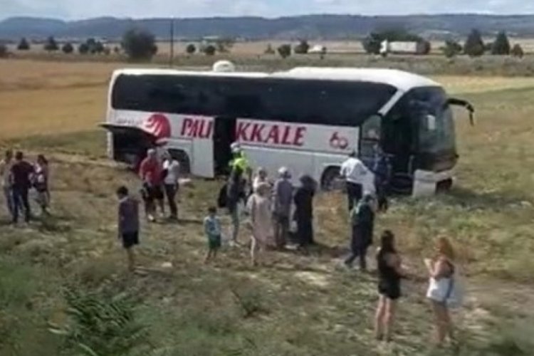 Yolcu otob&uuml;s&uuml; tarlaya u&ccedil;tu