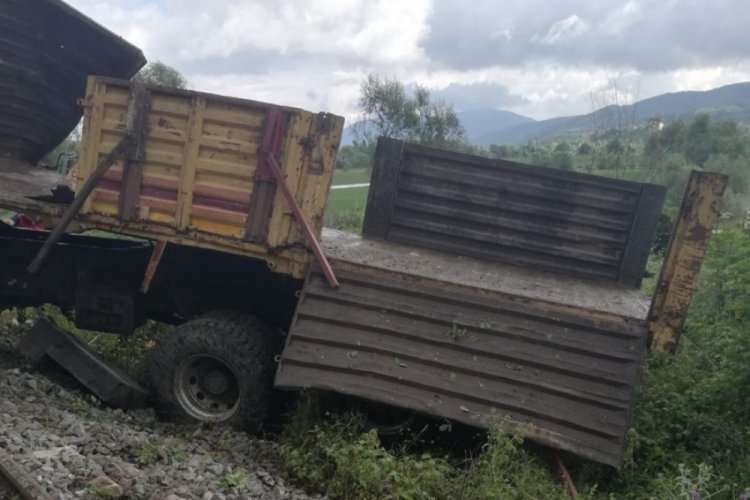 30 metre y&uuml;kseklikten demir yoluna d&uuml;şt&uuml;: 2 &ouml;l&uuml;, 2 yaralı