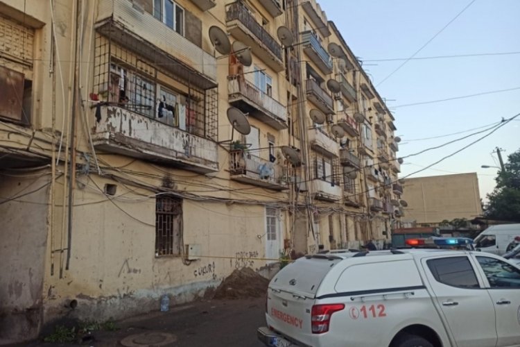 Bir evin balkonu &ccedil;&ouml;kt&uuml;, 2 kişi canından oldu