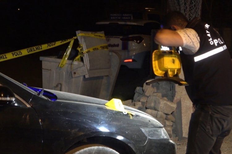 Sokak d&uuml;ğ&uuml;n&uuml;nde kan aktı: 2 yaralı