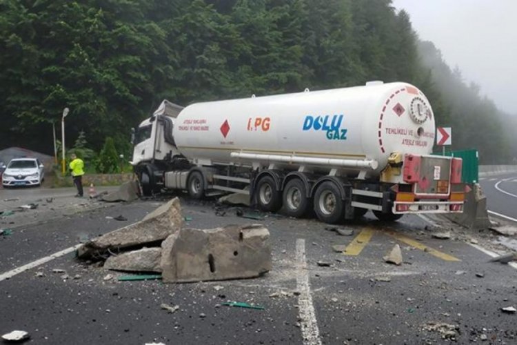 Bolu Dağı'nda bariyeri yıkan tanker, karşı şeride ge&ccedil;ti