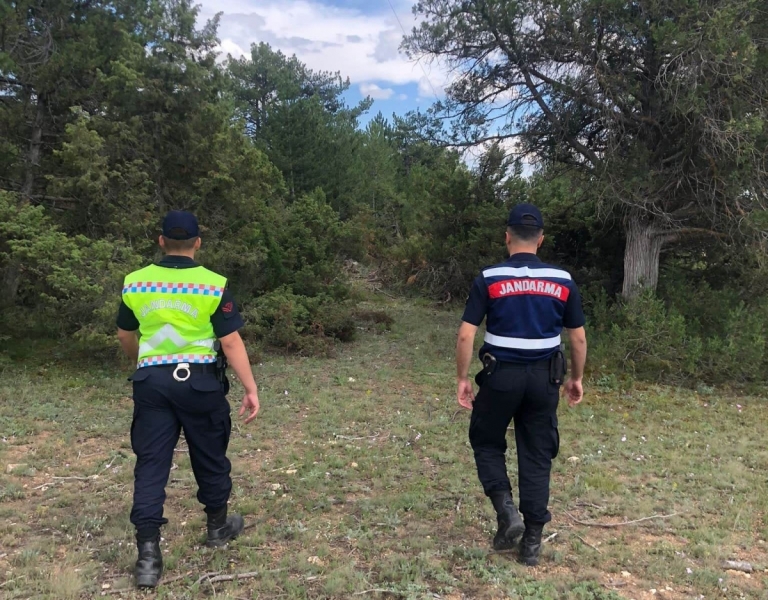 K&uuml;tahya'da Jandarmadan b&ouml;lgede piknik yapanlara orman yangını uyarısı