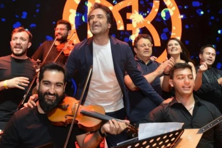 Mahsun Kırmızıg&uuml;l, şarkılarını canlı okudu