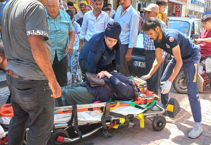 Manisa'da otomobilin &ccedil;arptığı yaşlı kadın yaralandı