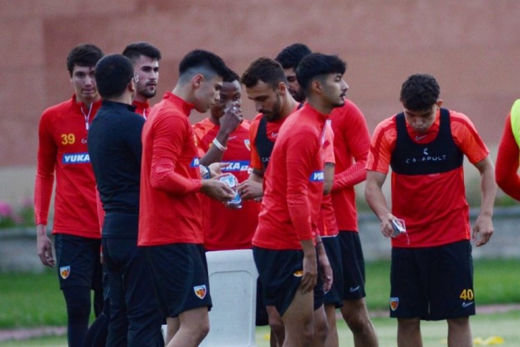 Kayserispor'un gen&ccedil;leri A Takım antrenmanında