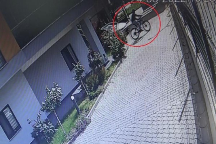 Siteye otomobilin arkasından koşarak girip, bisikleti &ccedil;aldı