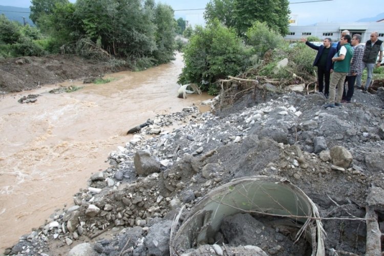 D&uuml;zce'de dere yatakları temizlendi
