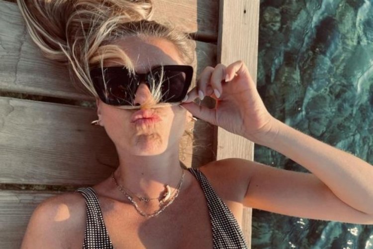 Aslı Enver, bikinisiyle iskeleye uzanarak peş peşe pozlar verdi