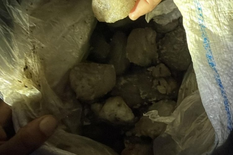 Van'da g&ouml;kten d&uuml;şen buz k&uuml;ltesi b&uuml;y&uuml;k bir g&uuml;r&uuml;lt&uuml;yle patladı