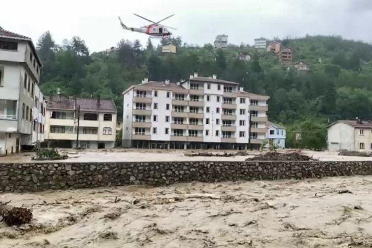 Kastamonu'da selde mahsur kalan vatandaşlar helikopterle tahliye edildi