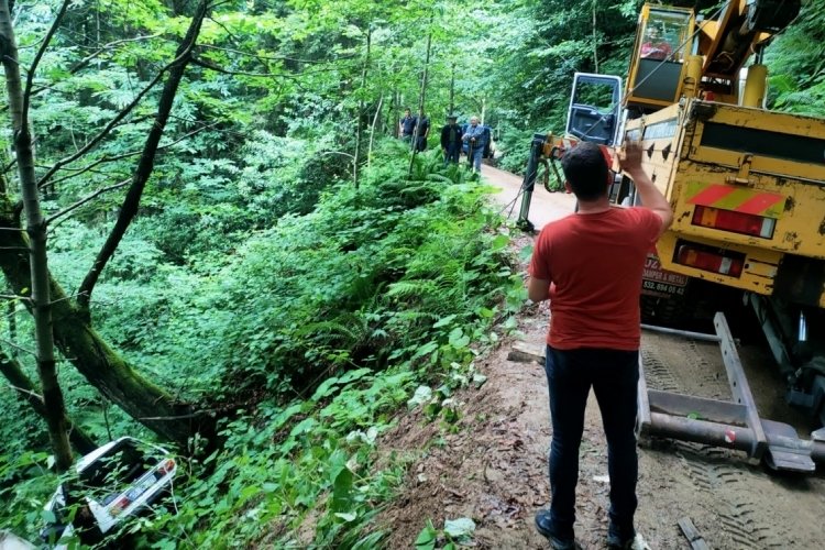 Rize'de u&ccedil;uruma yuvarlanan ara&ccedil; s&uuml;r&uuml;c&uuml;s&uuml; yaralandı