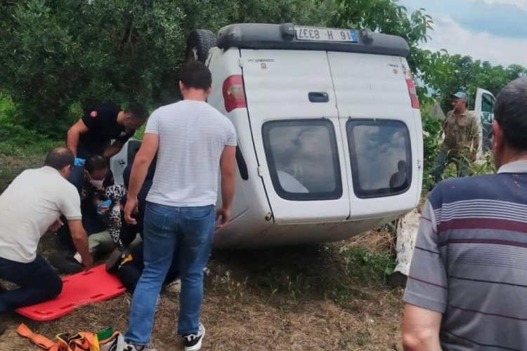 Bursa'da minib&uuml;s tarlaya u&ccedil;tu: 3 kişi yaralandı