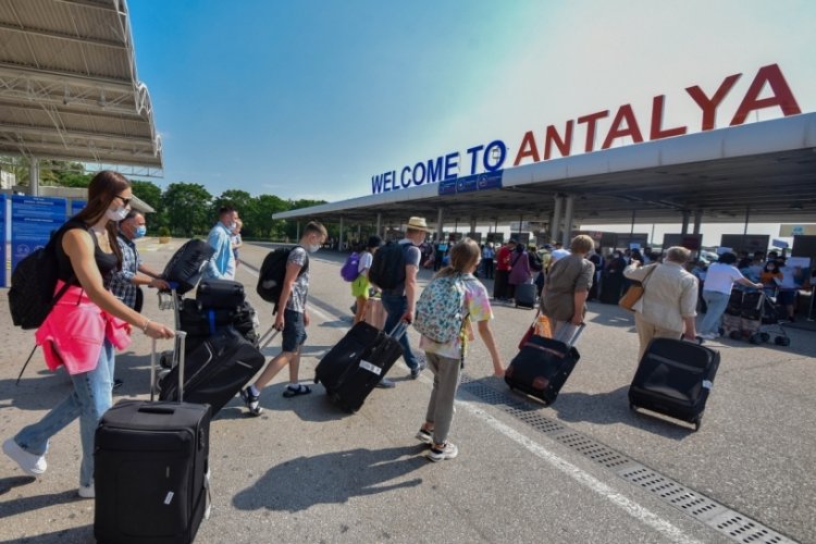 Antalya'ya u&ccedil;akla gelen turist sayısı 4 milyonu ge&ccedil;ti