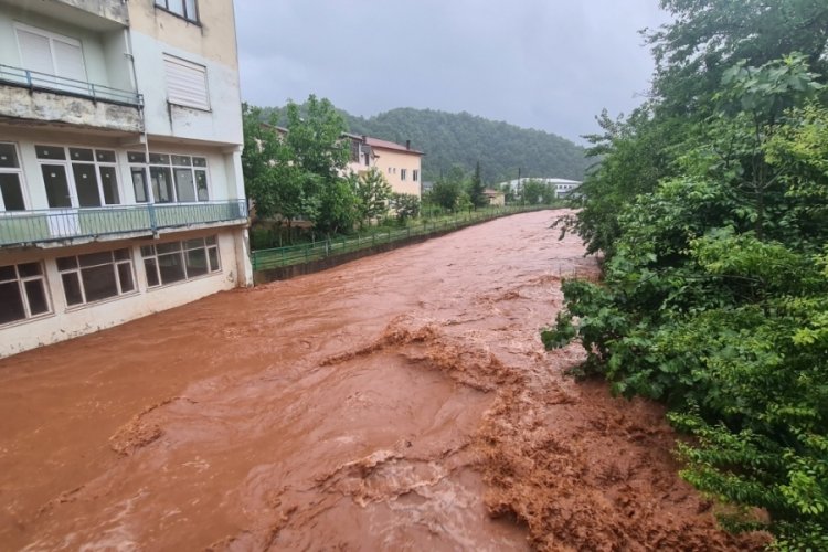 Bartın'da taşma noktasına gelen dere tehlike oluşturuyor