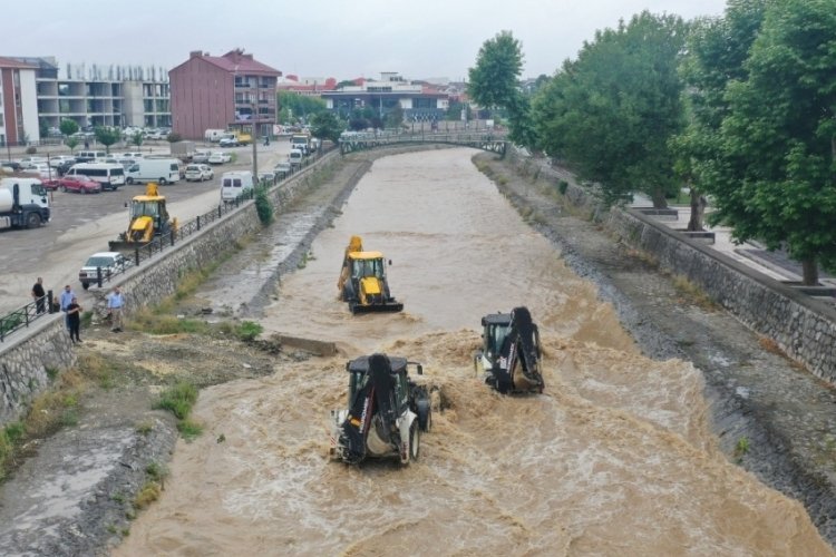 D&uuml;zce'de 63 iş makinası 250 personel ile belediye ekipleri sahada