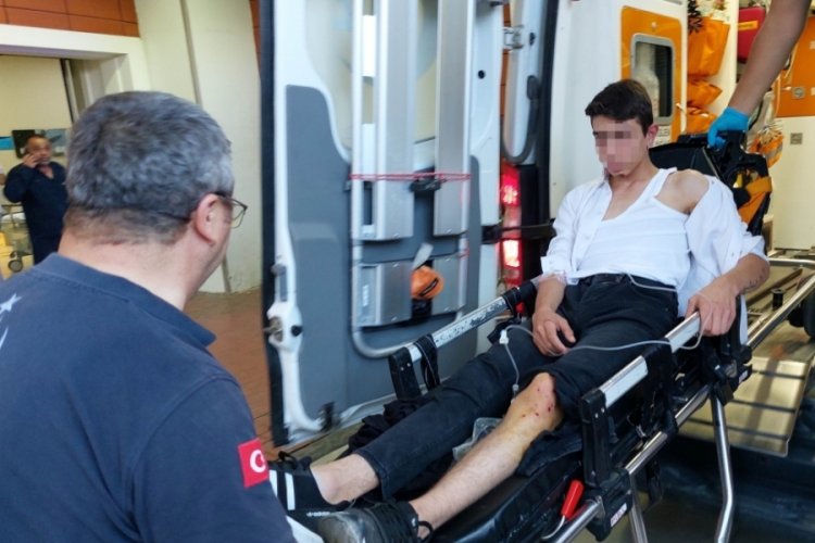 Kazara ateş alan t&uuml;fek 3 genci yaraladı