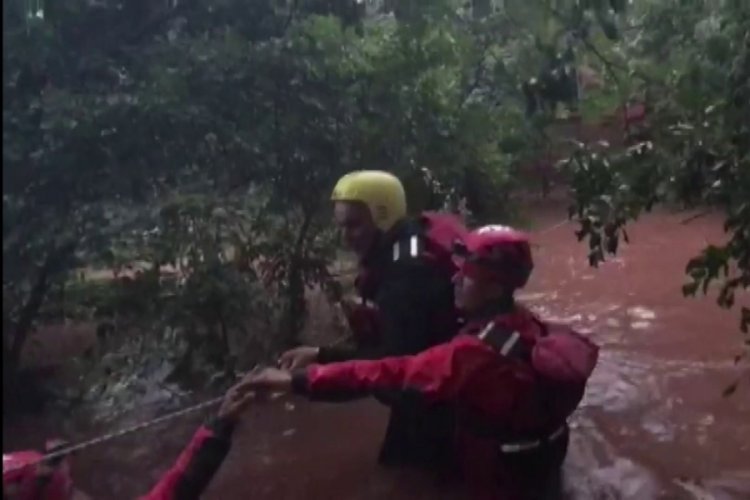 Selde mahsur kalan aileyi JAK ve AFAD ekipleri kurtardı