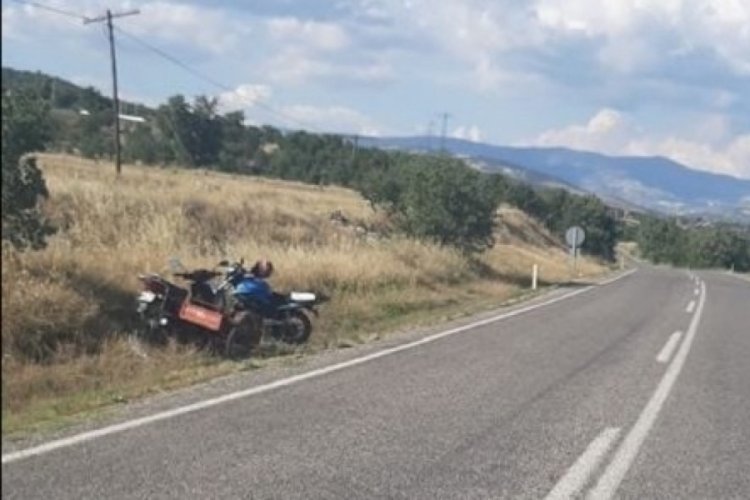 Arının soktuğu motosiklet s&uuml;r&uuml;c&uuml;s&uuml; kaza yaptı