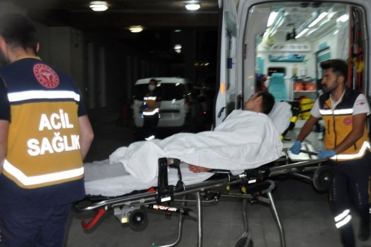 Arkadaşını, husumetli olduğu kişinin d&uuml;ğ&uuml;n&uuml;ne gitti diye bı&ccedil;akladı