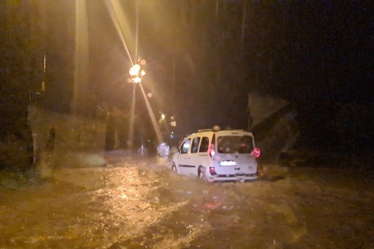 Zonguldak halkı geceyi sel korkusuyla ayakta ge&ccedil;irdi