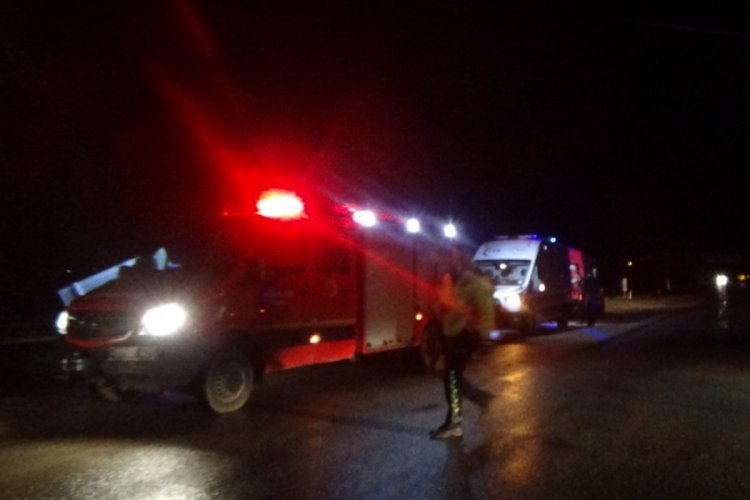 Gece yarısı feci kaza: Yolcu otob&uuml;s&uuml; şarampole u&ccedil;tu! 1 &ouml;l&uuml; 19 yaralı