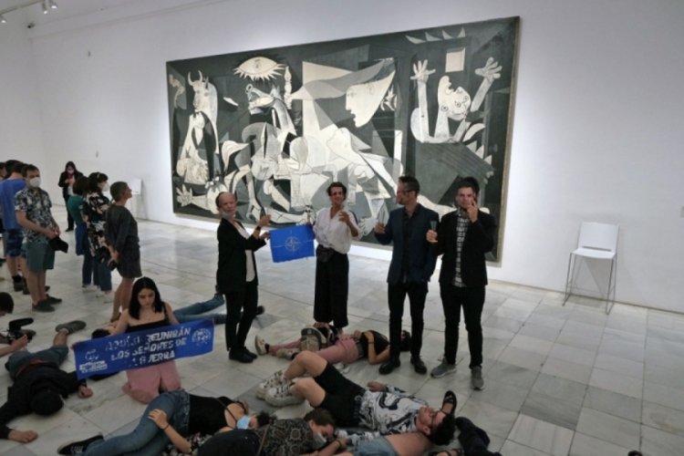 Guernica'nın &ouml;n&uuml;nde, NATO Liderler Zirvesi'ne protesto