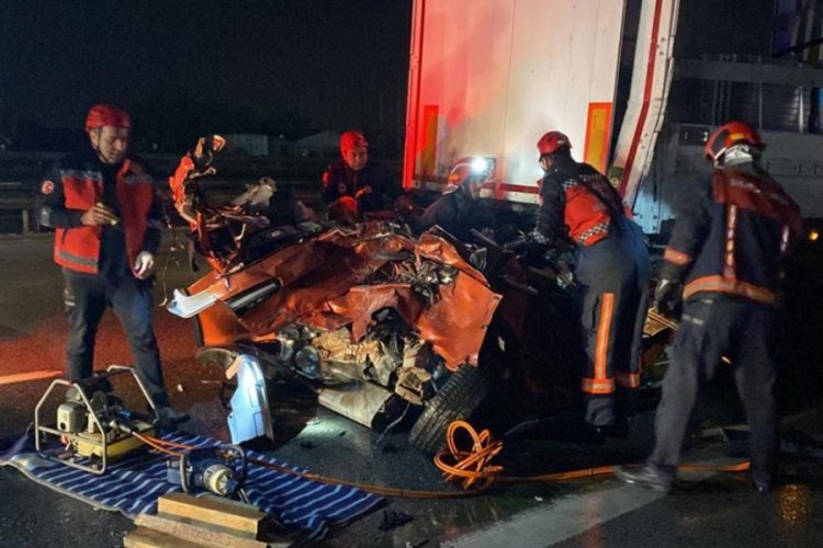 3 TIR ve 1 otomobilinin karıştığı korkun&ccedil; kaza: 1 &ouml;l&uuml;