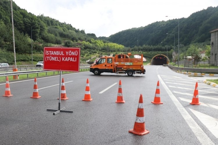 Bolu Dağı T&uuml;neli'nde meydana gelen toprak kayması İstanbul y&ouml;n&uuml;n&uuml;n kapanmasına neden oldu