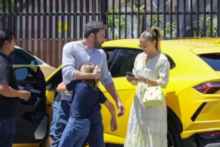 Ben Affleck, 10 yaşındaki &ccedil;ocuğuna araba s&uuml;rd&uuml;rd&uuml;
