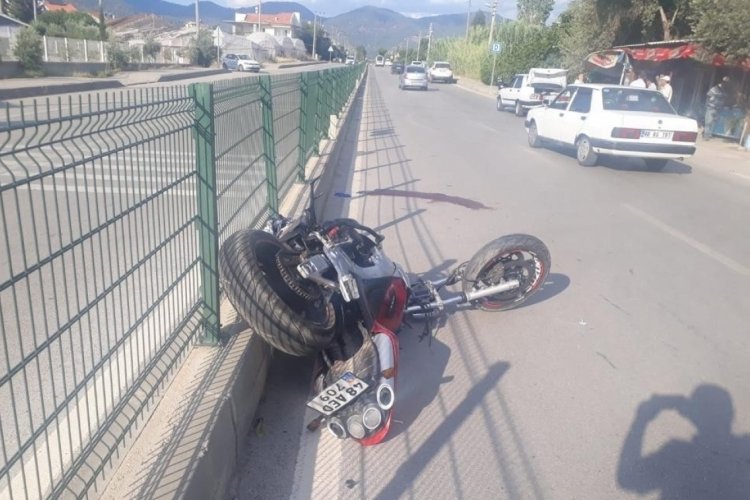 Muğla'da alkoll&uuml; otomobil s&uuml;r&uuml;c&uuml;s&uuml; motosiklete &ccedil;arptı